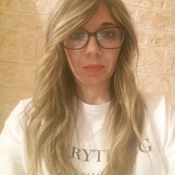 Sarah R. insegnante di Aiuto tesi