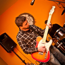 Davide C. insegnante di Chitarra acustica