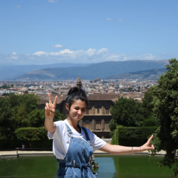Jennifer B. insegnante di Aiuto compiti