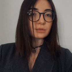 Rosangela L. insegnante di Diritto commerciale