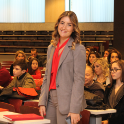 Alessandra T. insegnante di Aiuto tesi