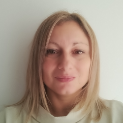 Elena M. insegnante di Economia aziendale