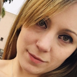 Ariana L. insegnante di Aiuto compiti