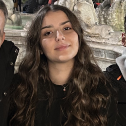 Angela J. insegnante di Aiuto compiti