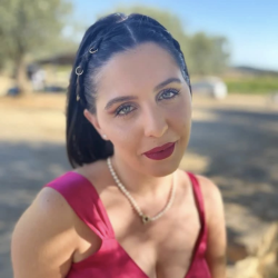 Alison F. insegnante di Aiuto compiti