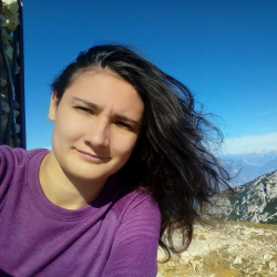 Rebecca R. insegnante di Aiuto compiti