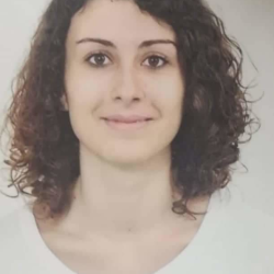 Natasha R. insegnante di Aiuto tesi