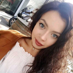 Armela K. insegnante di Algebra