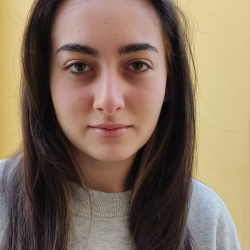 Yasmine F. insegnante di Francese