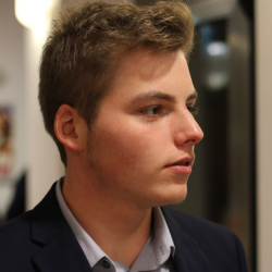 Serhiy Karol Carmelo D. insegnante di Aiuto compiti
